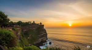 Uluwatu: Tebing Megah, Pura Sakral, dan Pemandangan Sunset Terbaik