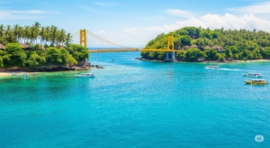 Menjelajahi Nusa Ceningan: Pesona Blue Lagoon & Ikoniknya Jembatan Kuning