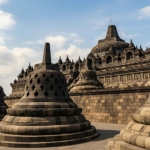 Arsitektur Candi Borobudur: Kosmologi Buddha dalam Batu
