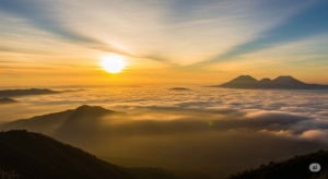 Golden Sunrise Sikunir: Menikmati Matahari Terbit Terbaik di Negeri Atas Awan